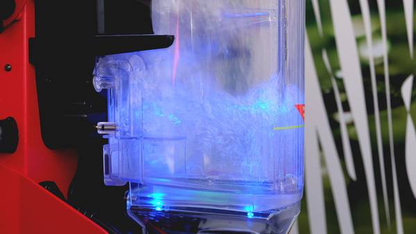 ... landet aufgesaugte Luft im Wasserfilter und wird dort von UVC-Licht bestrahlt.