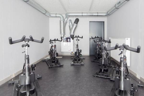 Walter Fichtel installierte im Friedberger Fitnessstudio das zentrale Komfort-Lüftungsgerät Zehnder ComfoAir Q350 TR. Dieses versorgt die Räumlichkeiten konstant mit frischer Luft und sorgt so für angenehmes und gesundes Klima. Walter Fichtel installierte im Friedberger Fitnessstudio das zentrale Komfort-Lüftungsgerät Zehnder ComfoAir Q350 TR. Dieses versorgt die Räumlichkeiten konstant mit frischer Luft und sorgt so für angenehmes und gesundes Klima.