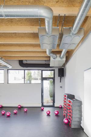 Für die Frischluftversorgung des großen Trainingsraums sowie der beiden Umkleiden- und Duschtrakte des Fitnessstudios wurden insgesamt drei Zehnder Großgeräte Maxi flat 600 installiert.