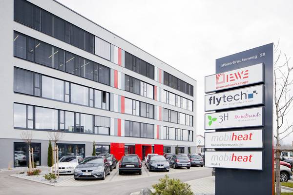 Ein weiterer Kunde von Walter Fichtel ist die mobiheat GmbH mit Firmensitz in Derching bei Augsburg. In der neuen Firmenzentrale in Derching wurden in diversen Abstellkammern und Küchen zehn Komfort-Lüftungsgeräte Zehnder ComfoAir Q600 ST verbaut.