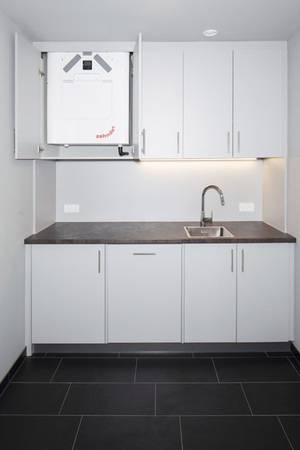 Die Mitarbeiterküchen des mobiheat-Firmengebäudes wurden so konzipiert, dass das Komfort-Lüftungsgerät von Zehnder praktischerweise in eigens gefertigten Küchenschränken „verschwindet“. Die Mitarbeiterküchen des mobiheat-Firmengebäudes wurden so konzipiert, dass das Komfort-Lüftungsgerät von Zehnder praktischerweise in eigens gefertigten Küchenschränken „verschwindet“.