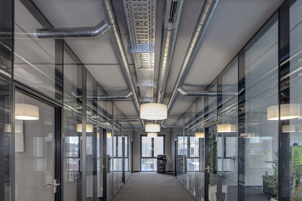 Der neue Firmensitz der mobiheat GmbH entstand 2016 im bayrischen Derching und verfügt über eine Fläche von 10.000 m2. Die Mitarbeitenden profitieren von gesundem Raumklima und hoher Raumluftqualität.