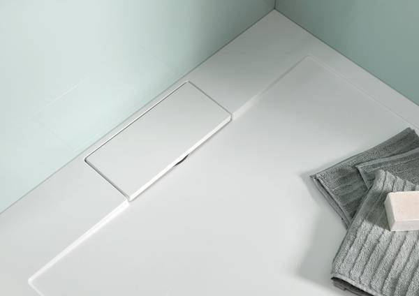 Die superflache Marmor-Polymer Duschwanne mit Randablauf von HSK Duschkabi-nenbau zeichnet sich durch ihre flexiblen Einbaumöglichkeiten aus und punktet durch bewusst reduziertes Design.