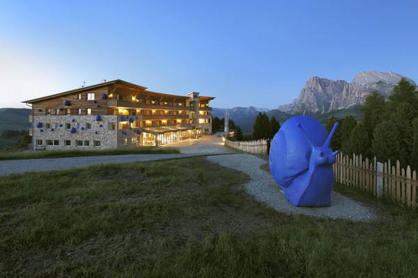 Das Hotel Paradiso Pure.Living in den Dolomiten bietet seinen Gästen Nachhaltigkeit mit allen Sinnen. Auch das Hygienekonzept passt perfekt in das Ambiente.  Das Hotel Paradiso Pure.Living in den Dolomiten bietet seinen Gästen Nachhaltigkeit mit allen Sinnen. Auch das Hygienekonzept passt perfekt in das Ambiente.
