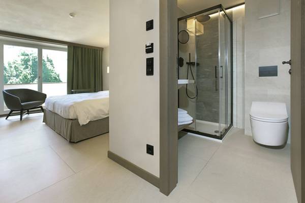 Lichtdurchflutet und minimalistisch wirken die Zimmer, die mit hochwertigen Möbeln und natürlichen Materialien eingerichtet sind. Ruhe und Harmonie strahlen auch die Badezimmer aus. Die Gäst genießen darin die Sauberkeit und den Komfort von Dusch-WCs.