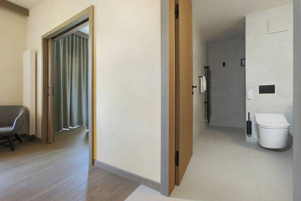 Verstärkte Maßnahmen für einen höheren Infektionsschutz wirken beruhigend, tragen jedoch nicht unbedingt zum Wohlfühlen bei. Im Paradiso Pure.Living können die Gäste erleben, dass es gelingt, im Badezimmer diskret ein hygienisches Umfeld zu schaffen.