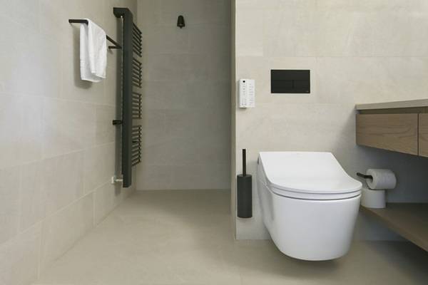 Sowohl die Randlosigkeit der WC-Keramik als auch die äußerst effiziente, kreisende Spültechnik Tornado Flush verhindern, dass im Raum die Aerosol-Partikel entstehen.  Sowohl die Randlosigkeit der WC-Keramik als auch die äußerst effiziente, kreisende Spültechnik Tornado Flush verhindern, dass im Raum die Aerosol-Partikel entstehen.