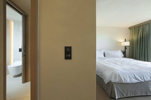 Besonderes Augenmerk galt der Gestaltung der Badezimmer, deren puristisches Ambiente in dezenten Farben Ruhe und Harmonie ausstrahlt.  Besonderes Augenmerk galt der Gestaltung der Badezimmer, deren puristisches Ambiente in dezenten Farben Ruhe und Harmonie ausstrahlt.