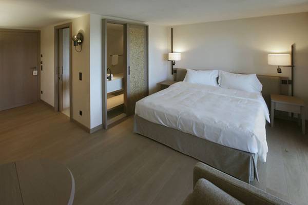 Hotels zählen gegenwärtig zu den hygienesensiblen Einrichtungen und müssen besondere Vorsichtsmaßnahmen treffen. Im Bad gelingt dies durch die Dusch-WCs von Toto. Hotels zählen gegenwärtig zu den hygienesensiblen Einrichtungen und müssen besondere Vorsichtsmaßnahmen treffen. Im Bad gelingt dies durch die Dusch-WCs von Toto.