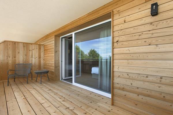 Im Herzen der Seiser Alm, der größten Hochalm Europas auf 2000 Metern über dem Meeresspiegel gelegen, ist das Hotel „Paradiso Pure.Living“ mit hochwertigen Möbeln und natürlichen Materialien ein Paradies auf Erden.