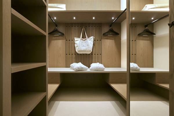 Im Herzen der Seiser Alm, der größten Hochalm Europas auf 2000 Metern über dem Meeresspiegel gelegen, ist das Hotel „Paradiso Pure.Living“ mit hochwertigen Möbeln und natürlichen Materialien ein Paradies auf Erden. Im Herzen der Seiser Alm, der größten Hochalm Europas auf 2000 Metern über dem Meeresspiegel gelegen, ist das Hotel „Paradiso Pure.Living“ mit hochwertigen Möbeln und natürlichen Materialien ein Paradies auf Erden.