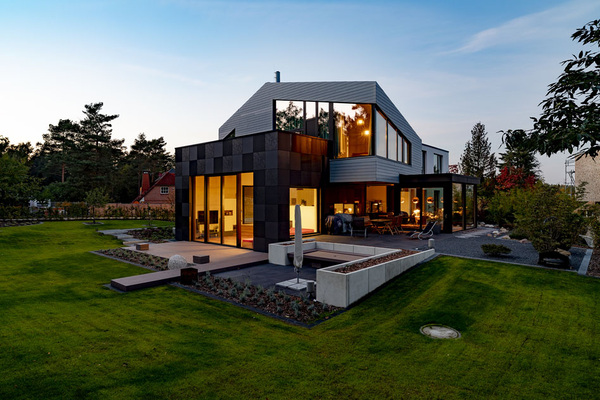 In jedem Detail durchdachtes Ensemble von Raumkörpern: privates Wohnhaus in Norddeutschland, entworfen vom Architekturbüro Annette Scholz, Jesteburg (bei Hamburg).