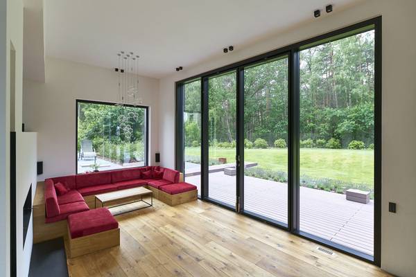 ... einem U-Wert von 1,15 W/m²K (Schüco Stahlsysteme Jansen VISS 50).