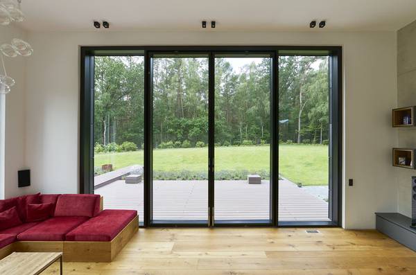 Spektakuläre Abmessungen: 6,05 x 4,20 m misst das dreifach verglaste Fassadenelement mit ... 