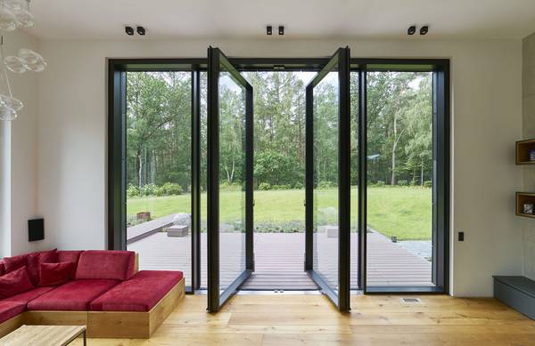 Schlank profilierte Wendetüren von 4,20 m Höhe: Hochwertige Systemkonstruktionen mit vergleichbaren Abmessungen sind sonst ... 