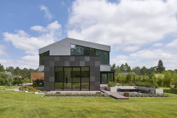 Die unterschiedlichen Funktionsbereiche sind von außen als formal eigenständige Module wahrnehmbar und ...