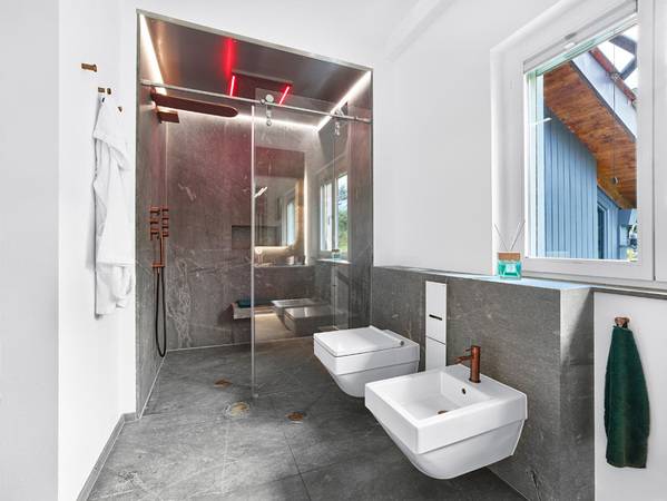 Wer auf die natürliche und edle Anmutung von Marmor, Granit oder Quarzit setzt, möchte schön und hochwertig wohnen und mitunter auch ein Statement im Bad setzen.