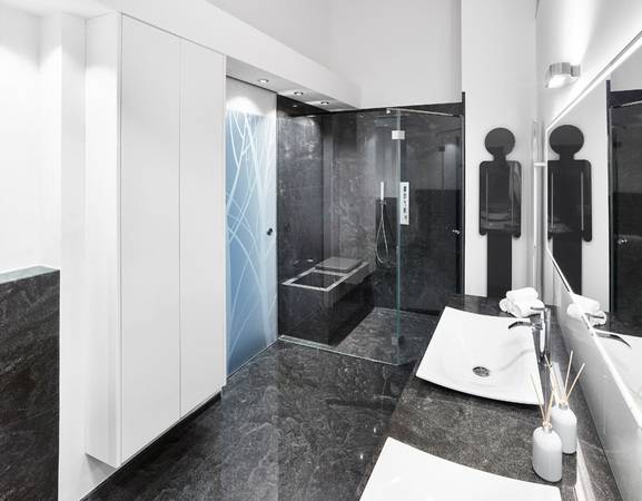 Beim Natursteinbad ist weniger meist mehr: Um eine reduzierte Ästhetik zu erzielen empfiehlt es sich den Boden, eine Duschtasse und maximal eine Wand in Naturstein auszuführen.  Beim Natursteinbad ist weniger meist mehr: Um eine reduzierte Ästhetik zu erzielen empfiehlt es sich den Boden, eine Duschtasse und maximal eine Wand in Naturstein auszuführen.