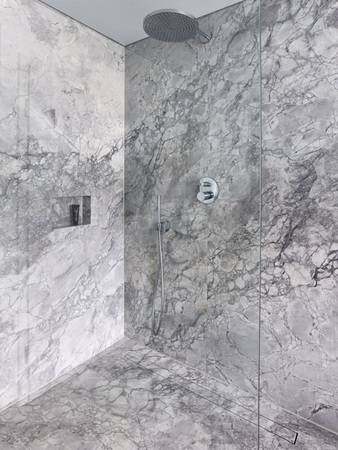 Um den Charakter des Natursteinbades zu erhalten, setzt der Profi auf die Duschrinne Tece drainline, die mit Naturstein befliest werden kann und sicher abdichtet. Um den Charakter des Natursteinbades zu erhalten, setzt der Profi auf die Duschrinne Tece drainline, die mit Naturstein befliest werden kann und sicher abdichtet.