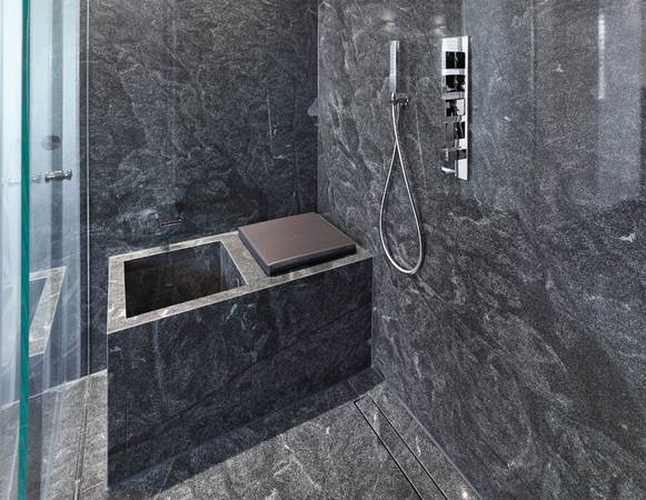 Praktisch: Tece drainline setzt nicht direkt an der Wand an, sondern lässt bis zu 15 cm Platz. Das sorgt für genug Spielraum bei der Montage und Abdichtung von großformatigen und dicken Natursteinplatten.