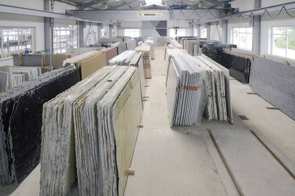 Blick ins Natursteinlager von Stächelin: Natursteinplatten lassen sich nur im Verbund austauschen, da jeder Gesteinsblock eine individuelle Maserung und Farbe hat. Blick ins Natursteinlager von Stächelin: Natursteinplatten lassen sich nur im Verbund austauschen, da jeder Gesteinsblock eine individuelle Maserung und Farbe hat.
