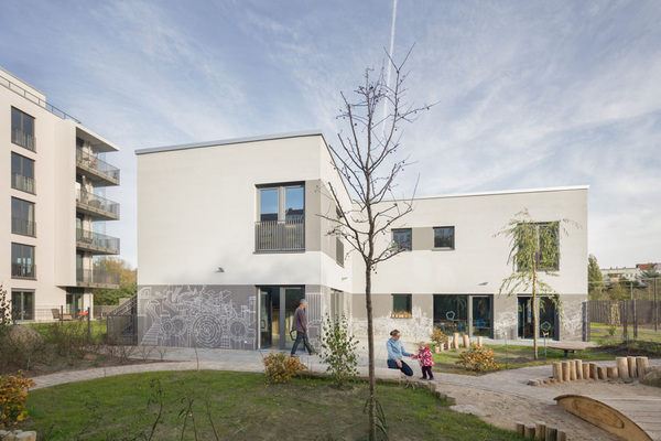 Das Erdgeschoss der Außenfassade ist als Tafel gestaltet: So können die Kinder die vorgegebenen Linienzeichnungen mit Kreide erweitern und ausmalen.