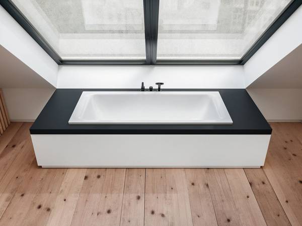 Doppeltes Badevergnügen: Die neue Einbaubadewanne BetteSelect Duo ist als Zweisitzer familien- und beziehungsfreundlich. Die Rückengeometrie und Nackenpartie sind auf beiden Seiten sehr bequem.