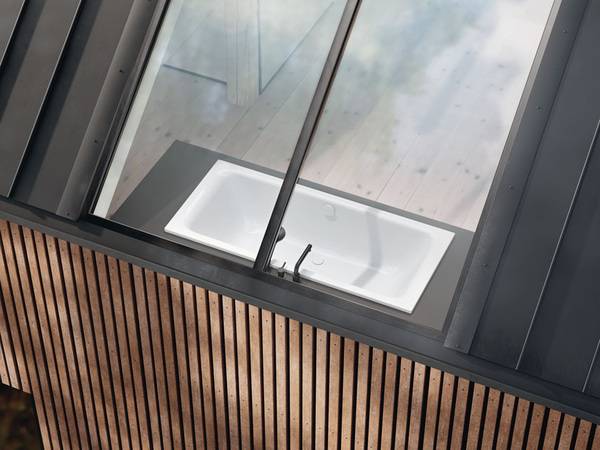  Ungestört genießen: Der Ablauf der BetteSelect Duo wurde seitlich versetzt in der Mitte platziert, sodass er beim gemütlichen Wannenbad nicht stört.