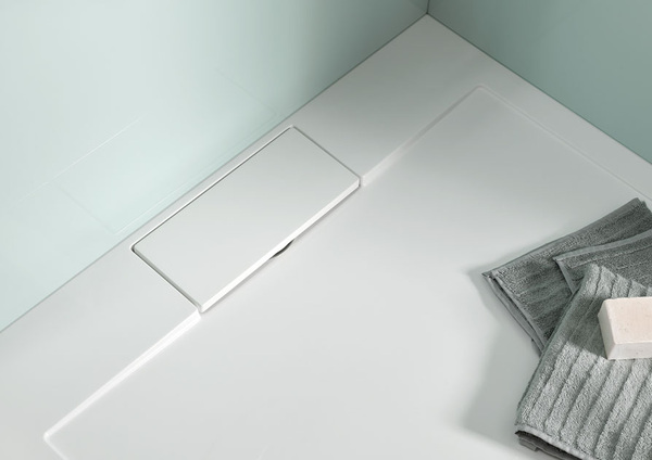 Die Marmor-Polymer-Duschwanne mit Randablauf von HSK Duschkabinenbau zeichnet sich nicht nur durch ihre flexiblen Einbaumöglichkeiten aus, sondern punktet auch durch bewusst reduziertes Design.
