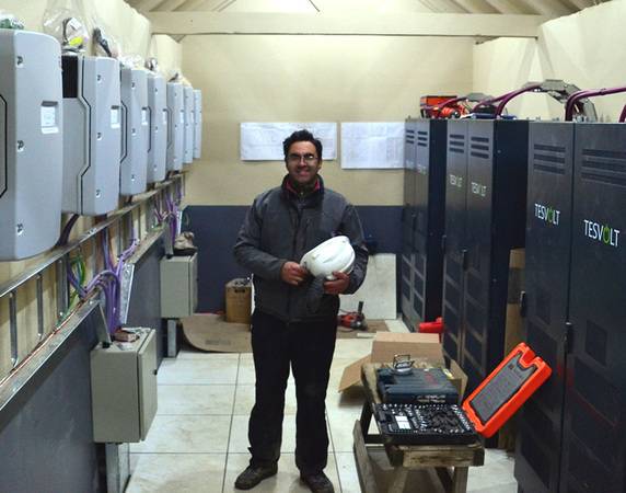 Gonzalo Rodriguez bei der Installation der Tesvolt-Batteriespeicher
