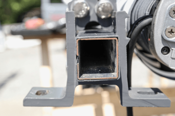 Die Idee mit einem Stahlprofil die Verdrehung des Tragerohres zu fixieren hat funktioniert. Es gab keine mehr, dafür aber ein anderes Teil das nachgegeben hat.