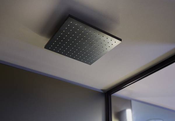 Die flache Kopfbrause sorgt für das perfekte Duscherlebnis des Hotelgastes.