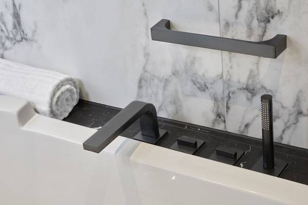 Auch die Wannenarmatur der Edition 11 gibt es passend in dem besonderen, schwarzmatten Look. 