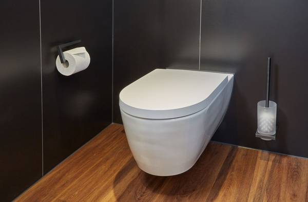 Alltagshelden mit luxuriöser Optik: Die Accessoires rund um das WC mit PVD-Oberfläche in schwarzchrom gebürstet. 