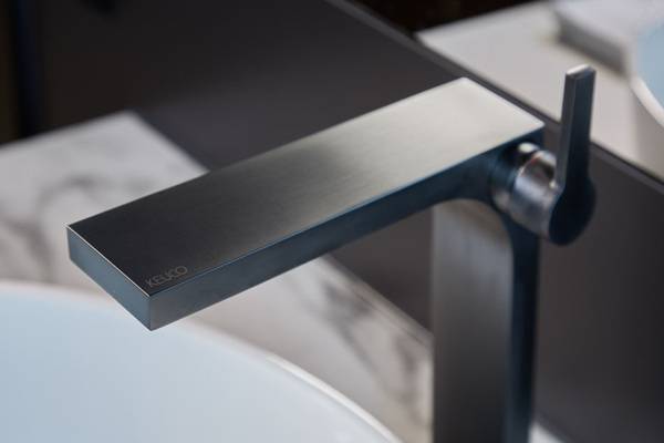 ... die schwarzen Armaturen und Accessoires ...