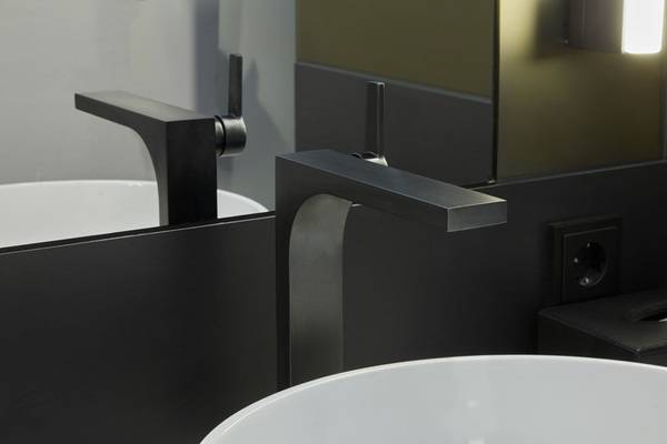 ... auf weißem Marmor-Waschtisch. 