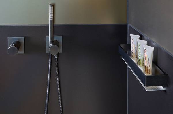 In der Oberfläche schwarzchrom gebürstet setzen sie ...