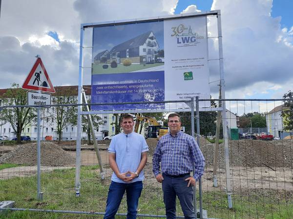  Sebastian Weber, Projektleiter für dieses Bauvorhaben bei der Lübbener Wohnungsbaugesellschaft (links im Bild), und Frank Freyer, Geschäftsführer der LWG, auf der Baustelle der ersten enttechnisierten Mehrfamilienhäuser Deutschlands.