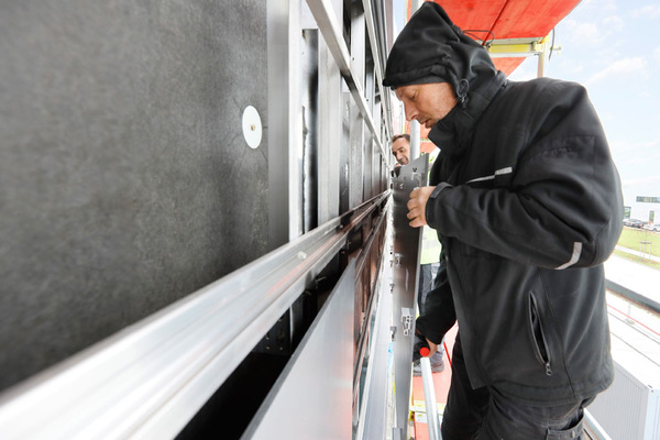 Für die unsichtbare rückseitige Befestigung von Fassadenpaneelen ist die TU-Range des Befestigungsspezialisten SFS eine gute Lösung.