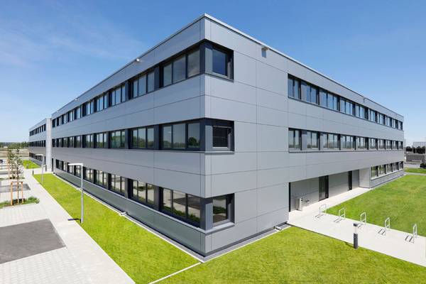 In dem Bürogebäude der Flughafen München GmbH wird die Wertigkeit der Fassade durch die unsichtbare Befestigung der HPL-Fassadenplatten mithilfe von TUF-S zusätzlich betont. 