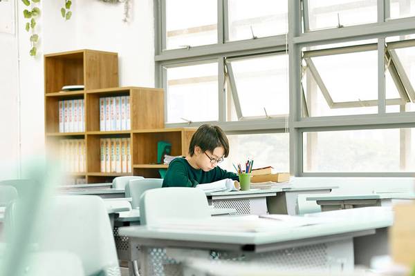 Spätestens bei Minustemperaturen scheidet systematisches Lüften über geöffnete Fenster aus. Spätestens bei Minustemperaturen scheidet systematisches Lüften über geöffnete Fenster aus.