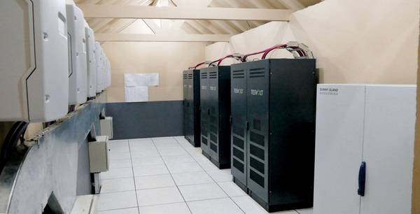 Die Tesvolt-Batteriespeicher haben eine Kapazität von 144 Kilowattstunden (kWh). 