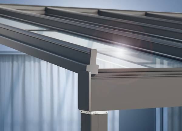 Bewährte Technik in solider Aluminium-Konstruktion: Terrazza Sempra ist mit einer besonders stabilen Dacheindeckung aus Sicherheitsglas ausgestattet, die bei Regen sehr geräuscharm ist.