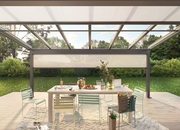 Terrazza Sempra lässt sich mit Unterbauelementen aus Glas sowie mit LED-Beleuchtung, Heizsystem, Senkrecht- und Wintergarten-Markisen ergänzen – auch nachträglich.