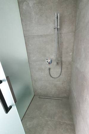 Die Duschbereiche der Hotelzimmer sind schwellenlos begehbar. Zur Entwässerung wurden hier Duschrinnen vom Typ TECEdrainline-Evo verbaut.