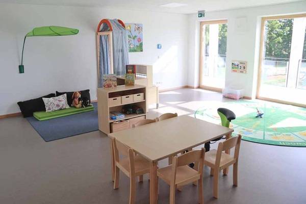 Aufgrund der bodentiefen Fenster wirkt der Gruppenraum hell und lichtdurchflutet. Zugleich sorgt das Ziegelmauerwerk für ein angenehmes Raumklima, indem es Innentemperatur und Luftfeuchtigkeit im Gleichgewicht hält.