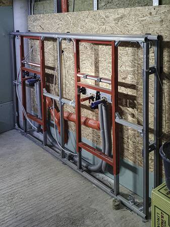 Hier sind die TECEprofil Vorwandkonstruktionen in der Rohbauphase zu sehen. 