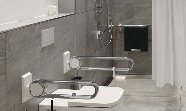 Im Hotel und im Sanitärgebäude gibt es für gehandicapte Gäste jeweils noch ein Barrierefrei-WC, in denen das Gerontomodul von TECE eingesetzt wurde. 