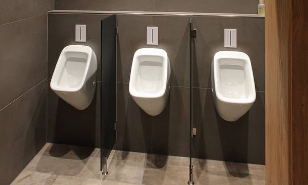 Auf den Herren-WCs sorgt die Urinalelektronik TECEfilo für hygienisches, weil berührungsloses Spülen, ein wichtiger Punkt in Sachen Infektionsschutz.