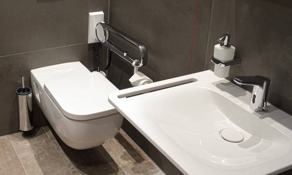 An zwei stabilen Metallplatten links und rechts am Modul, finden die benötigten Stützklappgriffe sicheren statischen Halt.